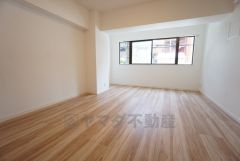 広々9.4帖。主寝室としてお使いいただけそうなこちらのお部屋は、日当たりが良く、爽やかな風を感じて起きる朝は、快適生活の始まりに。 