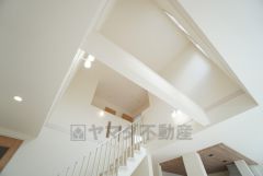 リビング上部は吹抜けで明るく開放的な空間＾＾