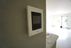 防犯はもちろん、セールスマン対策にもなるモニター付きインターホンです。お子さん1人での留守番時にも活躍しそうです。