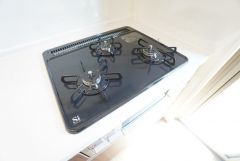 複数の調理を一度に行うことができる3口コンロ。効率よくお料理が出来ます。毎日のお料理も楽しくなりますね＾＾