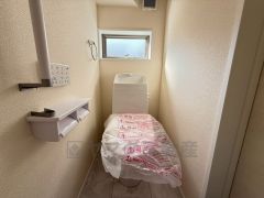 1階2階の2ヶ所にトイレがありますので、忙しい朝にも家族に気を使わず、ゆとりが生まれますね＾＾ 小窓付きで換気する時に便利です＾＾