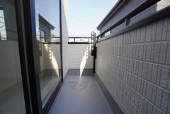 南東向きで陽当たりの良いバルコニーです。お洗濯やお布団干しはもちろん、日光浴スペースにも＾＾