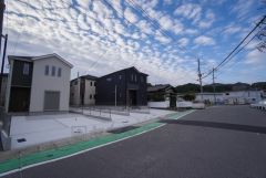 西側約7.7ｍの公道に面してます。