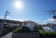 2階バルコニーからの眺望です。前面に遮るものがなく景色を一望できます。日当たり良好。お洗濯物が良く乾きます。