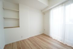 主寝室としてお使いいただけそうなこちらのお部屋は、日当たりが良く、爽やかな風を感じて起きる朝は、快適生活の始まりに。