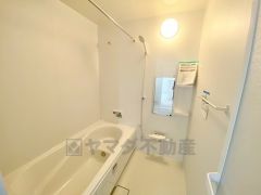 1日の疲れを癒すくつろぎのバスルーム。足を伸ばしてもゆったりと入れるサイズです。お子様と一緒にお風呂に入っても狭くないですね＾＾