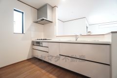 対面式キッチンなのでリビングにいるご家族とコミュニケーションを取りながら洗い物や、お料理が楽しめそうですね＾＾