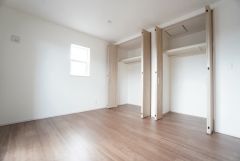 暖かい日差しが差し込む洋室。たっぷり収納できるクローゼット付きでお部屋の中をすっきりと快適に保てます。