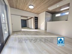 家族が集まる開放的なリビング。思い思いの時間を過ごしたり食事をしたり、素敵な団らんの場になりますね。