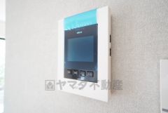 防犯はもちろん、セールスマン対策にもなるモニター付きインターホンです。 来訪者の顔が見えるので安心ですね＾＾