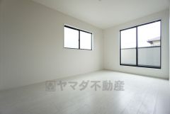 寛ぎの時間を紡ぎだす主寝室は、大型ベッドを置いても余裕の広さを確保しています。