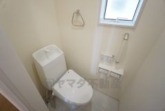 1階2階の2ヶ所にトイレがありますので、忙しい朝にも家族に気を使わず、ゆとりが生まれますね＾＾ 小窓付きで換気する時に便利です＾＾