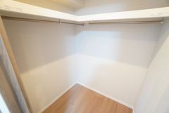 洋室にはハンガーパイプ付きのウォークインクローゼットが設けられています。たっぷり収納できるので衣替えの心配もいりませんね＾＾