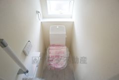 1階2階の2ヶ所にトイレがありますので、忙しい朝にも家族に気を使わず、ゆとりが生まれますね＾＾ 小窓付きで換気する時に便利です＾＾