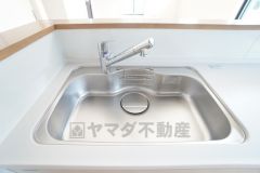 大きなお鍋も楽々洗える幅の広いシンクです＾＾ステンレスシンクなので簡単にお掃除できますよ。洗剤やスポンジもすっきりできる収納付き。