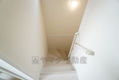 お子様も高齢の方も安心して上り下りができる手摺がついた安心設計です。