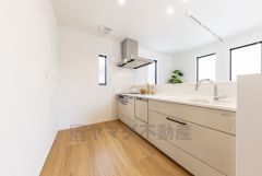 対面式キッチンなのでリビングにいるご家族とコミュニケーションを取りながら洗い物や、お料理が楽しめそうですね＾＾ 