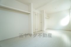 9.7帖。（4.5帖、5.2帖）。2ドア1ルーム、収納スペースも2ヶ所ついています＾＾お子様の成長に合わせてお部屋を仕切ることができます＾＾