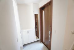 採光も考えられた明るい玄関です。シューズボックスは全身鏡付きで、お出かけ前にコーディネートのチェックが出来ます。シューズクロークには遊び道具やアウトドア用品も収納可能です。