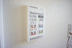 浴室暖房乾燥機には、暖房、乾燥、涼風、換気の4つの機能が付いています。タイマー付きです。換気・雨の日の洗濯も安心です＾＾
