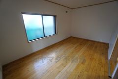 9帖。主寝室としてお使いいただけそうなこちらのお部屋は、日当たりが良く、爽やかな風を感じて起きる朝は、快適生活の始まりに。