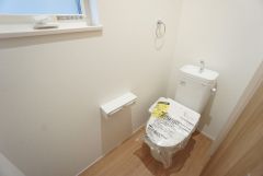 温水洗浄機付トイレです。節水機能もあるので、安心して使えますね。もちろん、1階2階の2ヶ所にトイレがあるので、忙しい朝にもゆとりができますね。