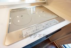 お手入れのしやすいIHクッキングヒーターです。3口コンロなので、効率よくお料理が楽しめます。毎日のお料理も楽しくなりますね＾＾