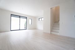 大きな掃き出し窓のあるリビングは、陽光あふれる明るい空間です。ゆったりと寛げる憩いの場となりそうです。