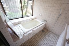 1日の疲れを癒すくつろぎのバスルーム。手摺り付きです＾＾