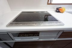 お手入れのしやすいIHクッキングヒーターです。3口コンロなので、効率よくお料理が楽しめます。毎日のお料理も楽しくなりますね＾＾ 