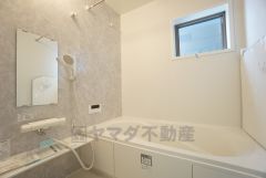 1日の疲れを癒すくつろぎのバスルーム。足を伸ばしてもゆったりと入れるサイズです。お子様と一緒にお風呂に入っても狭くないですね＾＾