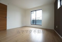 主寝室としてお使いいただけそうなこちらのお部屋は、日当たりが良く、爽やかな風を感じて起きる朝は、快適生活の始まりに。