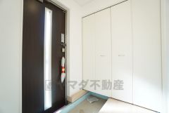 玄関扉にスリットのある明るい玄関です＾＾ ステキな玄関で帰ってくるのが楽しみになりそうですね＾＾