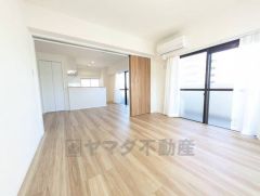 窓から光が差し込む明るいダイニングです＾＾