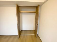 洋室にはハンガーパイプ付きのクローゼットが設けられています。たっぷり収納できるので衣替えの心配もいりませんね＾＾
