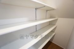 玄関から階段を登った先には、シューズクロークが設けられています。ご家族の靴をスッキリと片付けられます＾＾