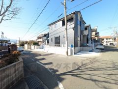 角地なので、開放感が得られます。 また、日差しが入りやすく、家の奥まで明るくなるのが嬉しいポイントです。