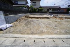 駐車スペースはゆとりある2台分を確保。マイカー用に、お客さま用に、余裕を持ってご利用いただけます。