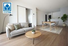 家具はイメージです。 リビングは広々とした設計で、家族が集い、寛ぐ暮らしの空間を演出しています。思い思いの時間を過ごしたり、家族みんなで食事をしたり、素敵な団らんの場になりますね。