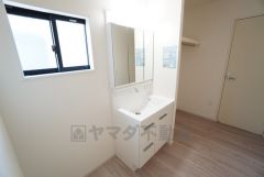 三面鏡裏収納付き洗面化粧台です＾＾ 歯磨きセットやスキンケア用品などの収納に便利ですね。