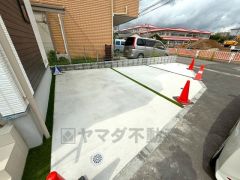 駐車スペースは2台分を確保（車種による）。マイカー用に、お客さま用に、余裕を持ってご利用いただけます。