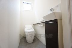 1階2階の2ヶ所にトイレがありますので、忙しい朝にも家族に気を使わず、ゆとりが生まれますね＾＾ 小窓付きで換気する時に便利です＾＾手洗いスペースも付いています＾＾