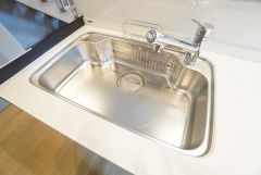 広々としたステンレスシンクには、洗剤やスポンジを収納出来るラック付き。広さも確保しているので、大きなお鍋も洗いやすいです。