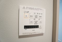 浴室暖房乾燥機には、暖房、乾燥、涼風、換気の4つの機能が付いています。タイマー付きです。換気・雨の日の洗濯も安心です＾＾