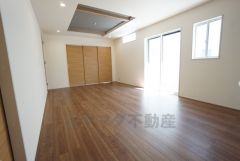 大きな窓のあるリビングは陽光あふれる明るい空間です。居心地良く、ご家族皆がゆったり寛げる憩いの空間となりそうです。