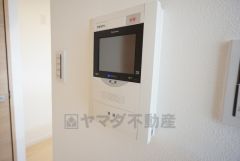 防犯はもちろんセールスマン対策にもなるモニター付きインターホン。 来訪者の顔が見えるので安心ですね＾＾