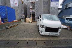 駐車スペースは並列3台分。