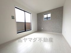 主寝室としてお使いいただけそうなこちらのお部屋は、日当たりが良く、爽やかな風を感じて起きる朝は、快適生活の始まりに。