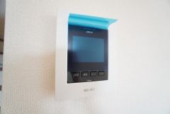 防犯はもちろん、セールスマン対策にもなるモニター付きインターホンです。 来訪者の顔が見えるので安心ですね＾＾