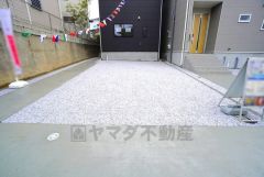 駐車スペースはゆとりある4台分を確保(軽含む)。マイカー用に、お客さま用に、余裕を持ってご利用いただけます＾＾